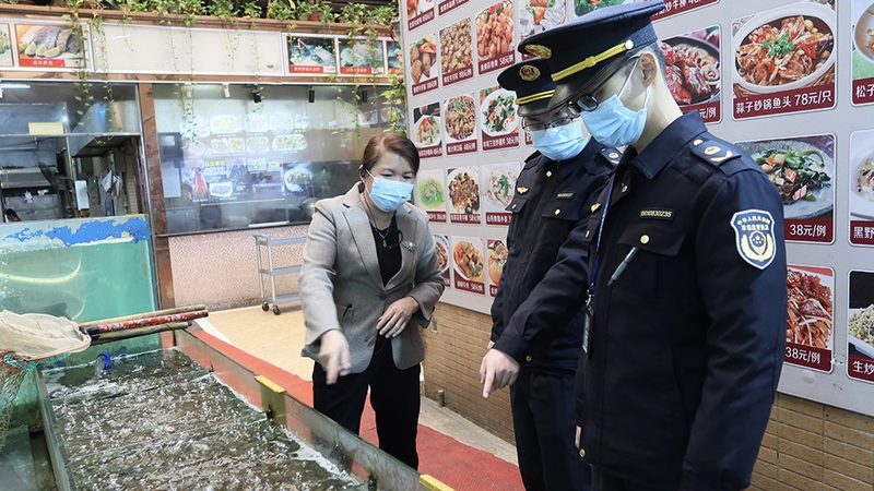 优质休闲食品的原料产地通常具有明确标识，消费者在选购时可以关注以下信息：